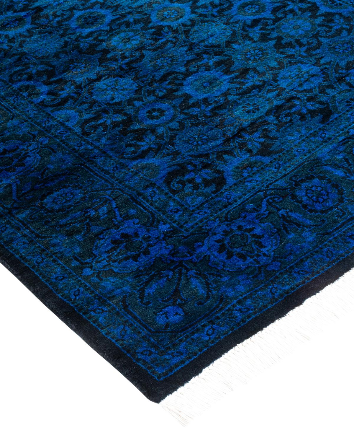 Les tapis Vibrance incarnent le classique avec une touche d'originalité : des motifs traditionnels surteints dans des couleurs éclatantes. Chaque tapis noué à la main est lavé dans une teinture botanique 100 % naturelle qui révèle les nuances