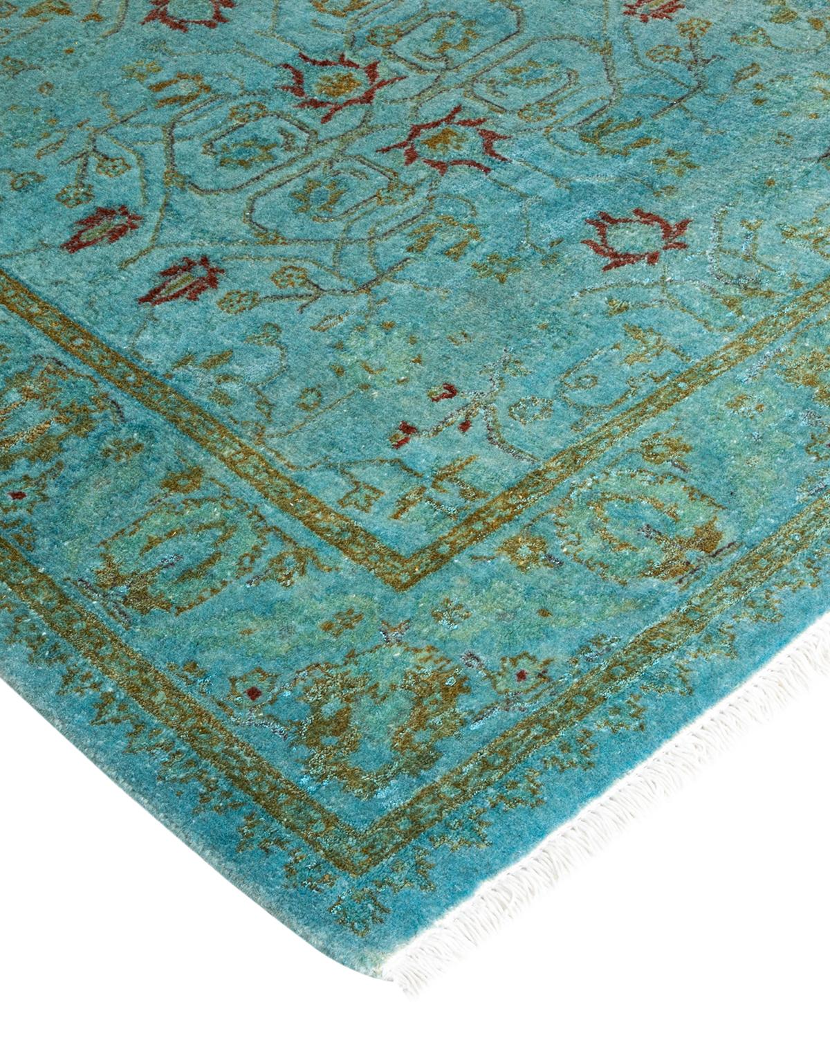 Les tapis Vibrance incarnent le classique avec une touche d'originalité : des motifs traditionnels surteints dans des couleurs éclatantes. Chaque tapis noué à la main est lavé dans une teinture botanique 100 % naturelle qui révèle les nuances