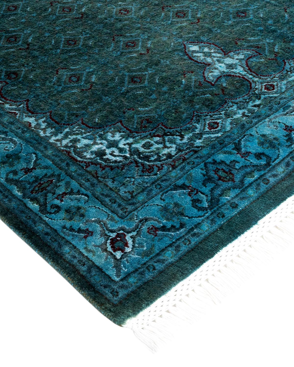 Les tapis Vibrance incarnent le classique avec une touche d'originalité : des motifs traditionnels surteints dans des couleurs éclatantes. Chaque tapis noué à la main est lavé dans une teinture botanique 100 % naturelle qui révèle les nuances