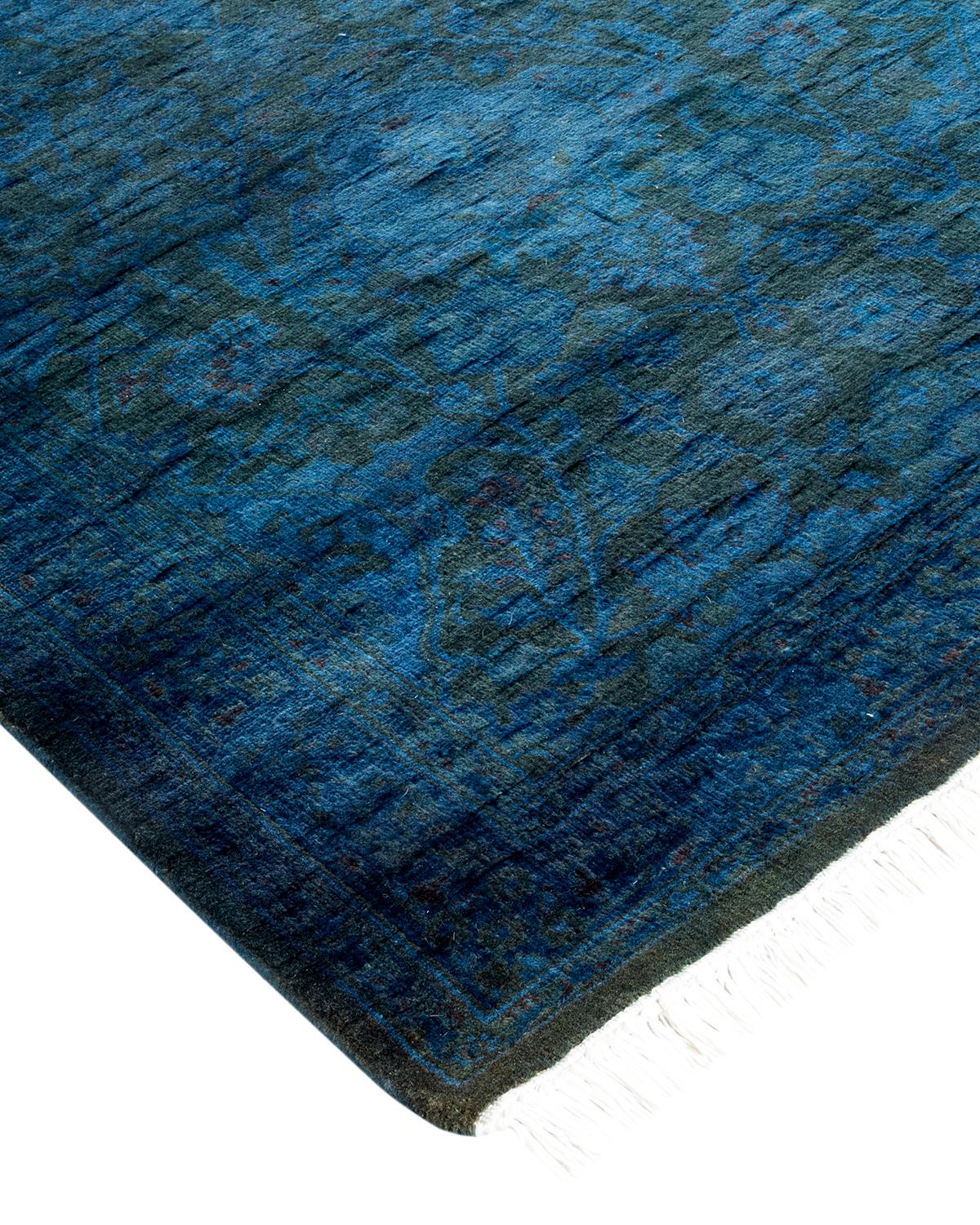 Les tapis Vibrance incarnent le classique avec une touche d'originalité : des motifs traditionnels surteints dans des couleurs éclatantes. Chaque tapis noué à la main est lavé dans une teinture botanique 100 % naturelle qui révèle les nuances