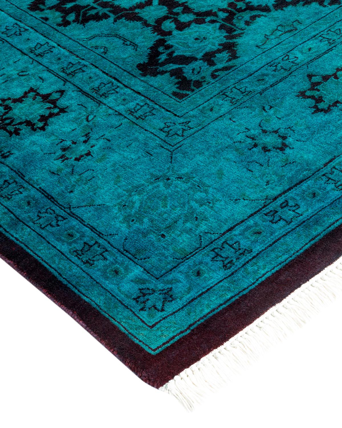 Les tapis Vibrance incarnent le classique avec une touche d'originalité : des motifs traditionnels surteints dans des couleurs éclatantes. Chaque tapis noué à la main est lavé dans une teinture botanique 100 % naturelle qui révèle les nuances