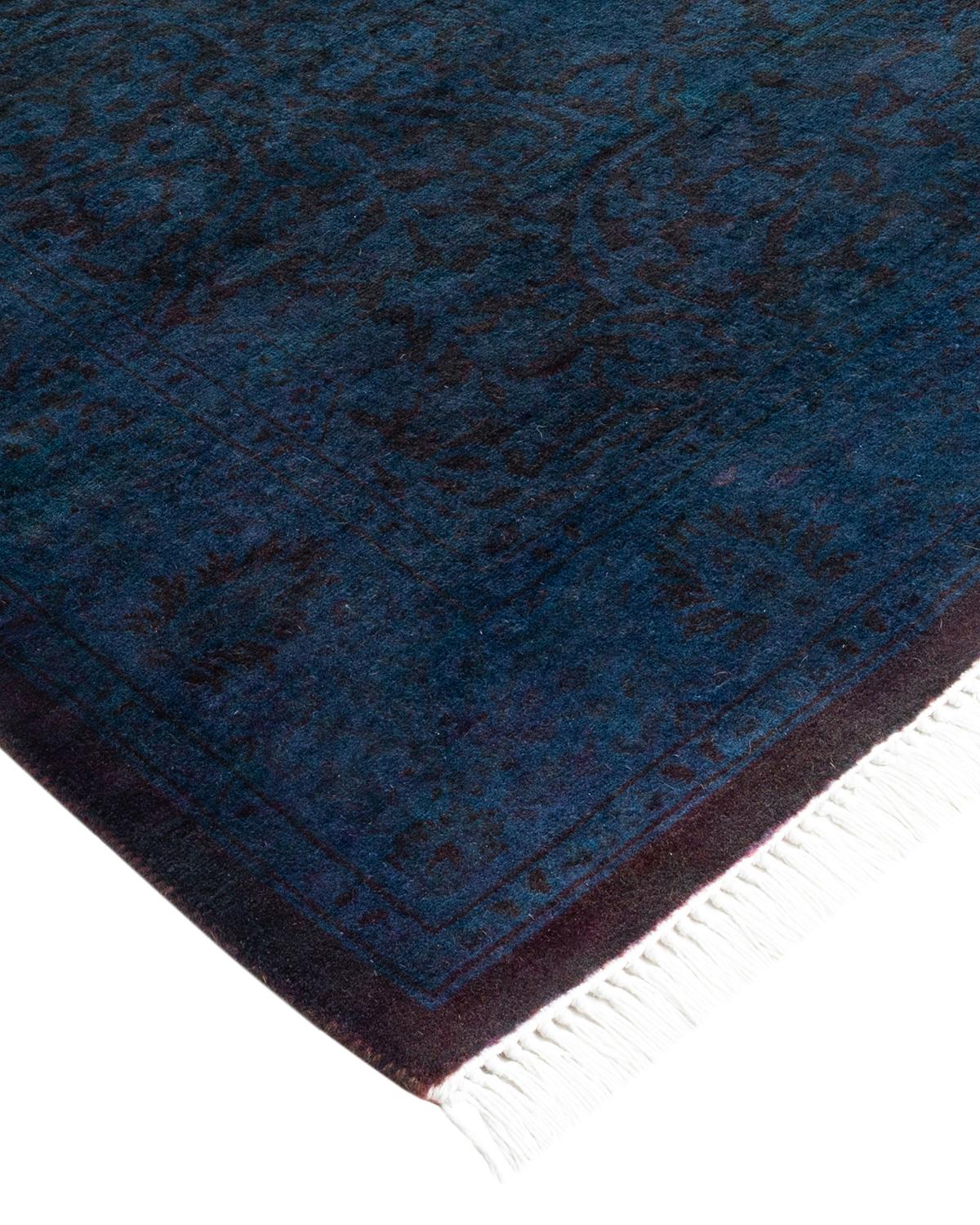 Les tapis Vibrance incarnent le classique avec une touche d'originalité : des motifs traditionnels surteints dans des couleurs éclatantes. Chaque tapis noué à la main est lavé dans une teinture botanique 100 % naturelle qui révèle les nuances