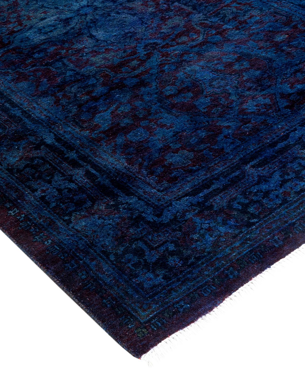 Les tapis Vibrance incarnent le classique avec une touche d'originalité : des motifs traditionnels surteints dans des couleurs éclatantes. Chaque tapis noué à la main est lavé dans une teinture botanique 100 % naturelle qui révèle les nuances