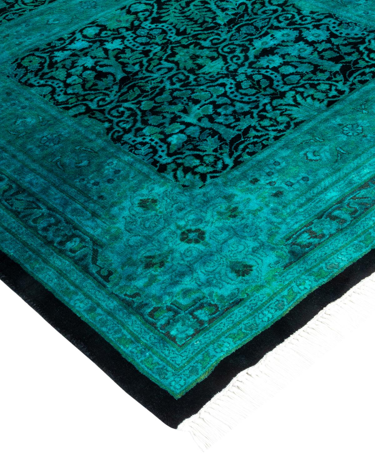 Les tapis Vibrance incarnent le classique avec une touche d'originalité : des motifs traditionnels surteints dans des couleurs éclatantes. Chaque tapis noué à la main est lavé dans une teinture botanique 100 % naturelle qui révèle les nuances