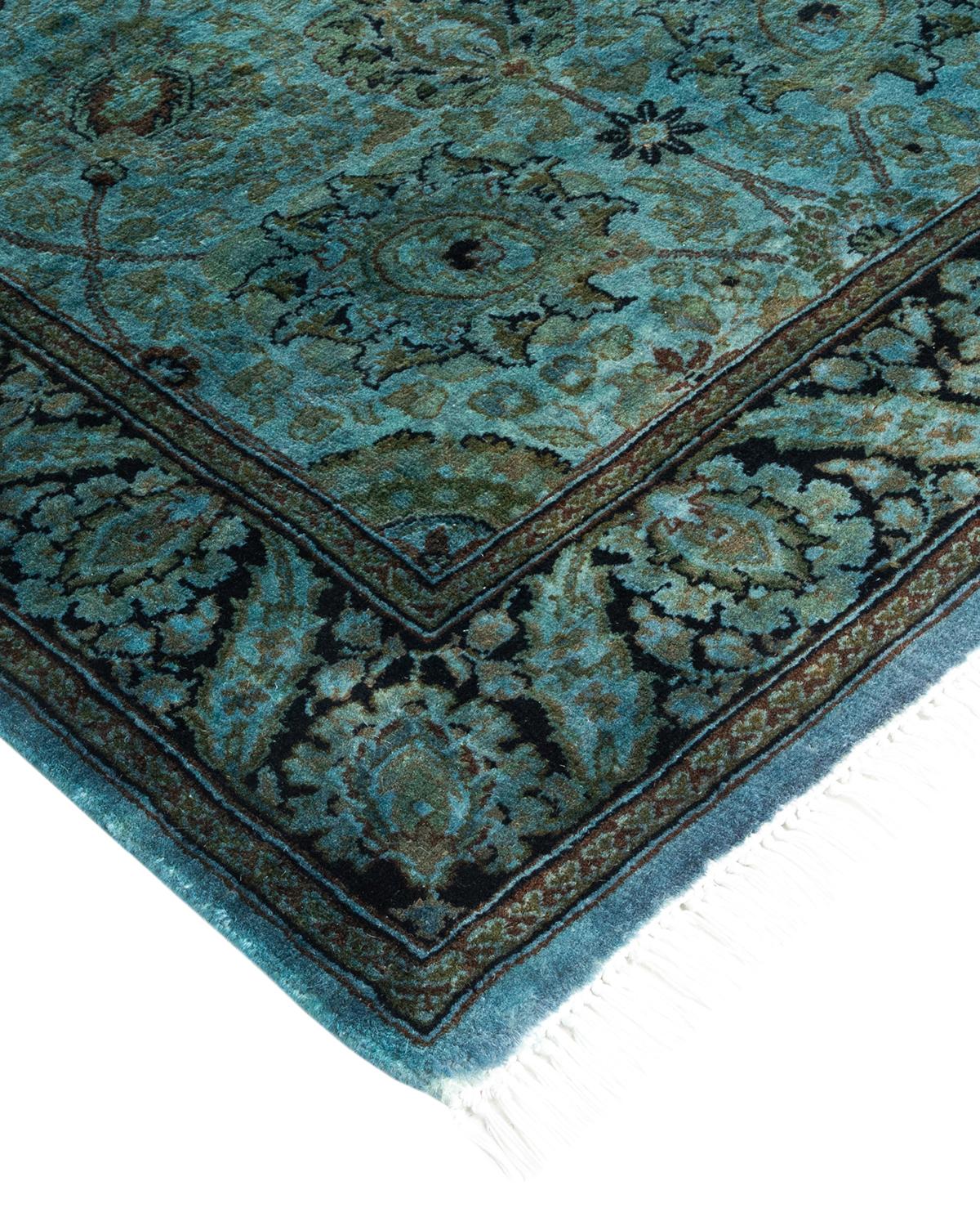 Les tapis Vibrance incarnent le classique avec une touche d'originalité : des motifs traditionnels surteints dans des couleurs éclatantes. Chaque tapis noué à la main est lavé dans une teinture botanique 100 % naturelle qui révèle les nuances
