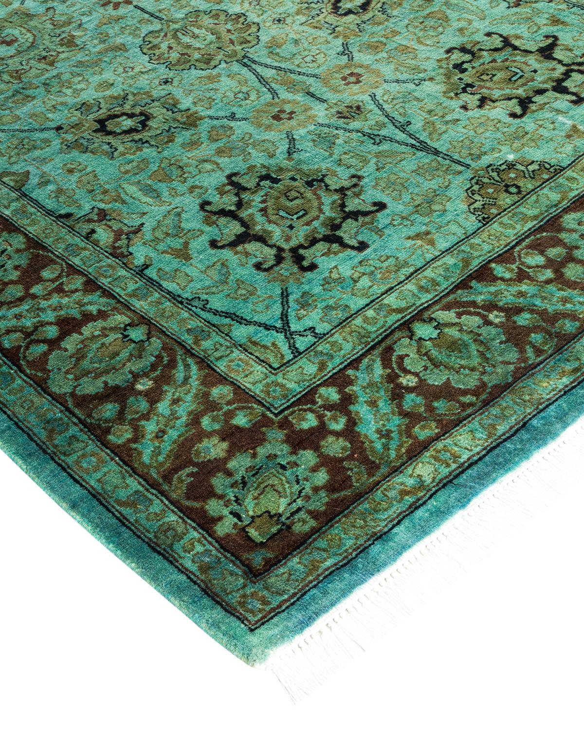 Les tapis Vibrance incarnent le classique avec une touche d'originalité : des motifs traditionnels surteints dans des couleurs éclatantes. Chaque tapis noué à la main est lavé dans une teinture botanique 100 % naturelle qui révèle les nuances