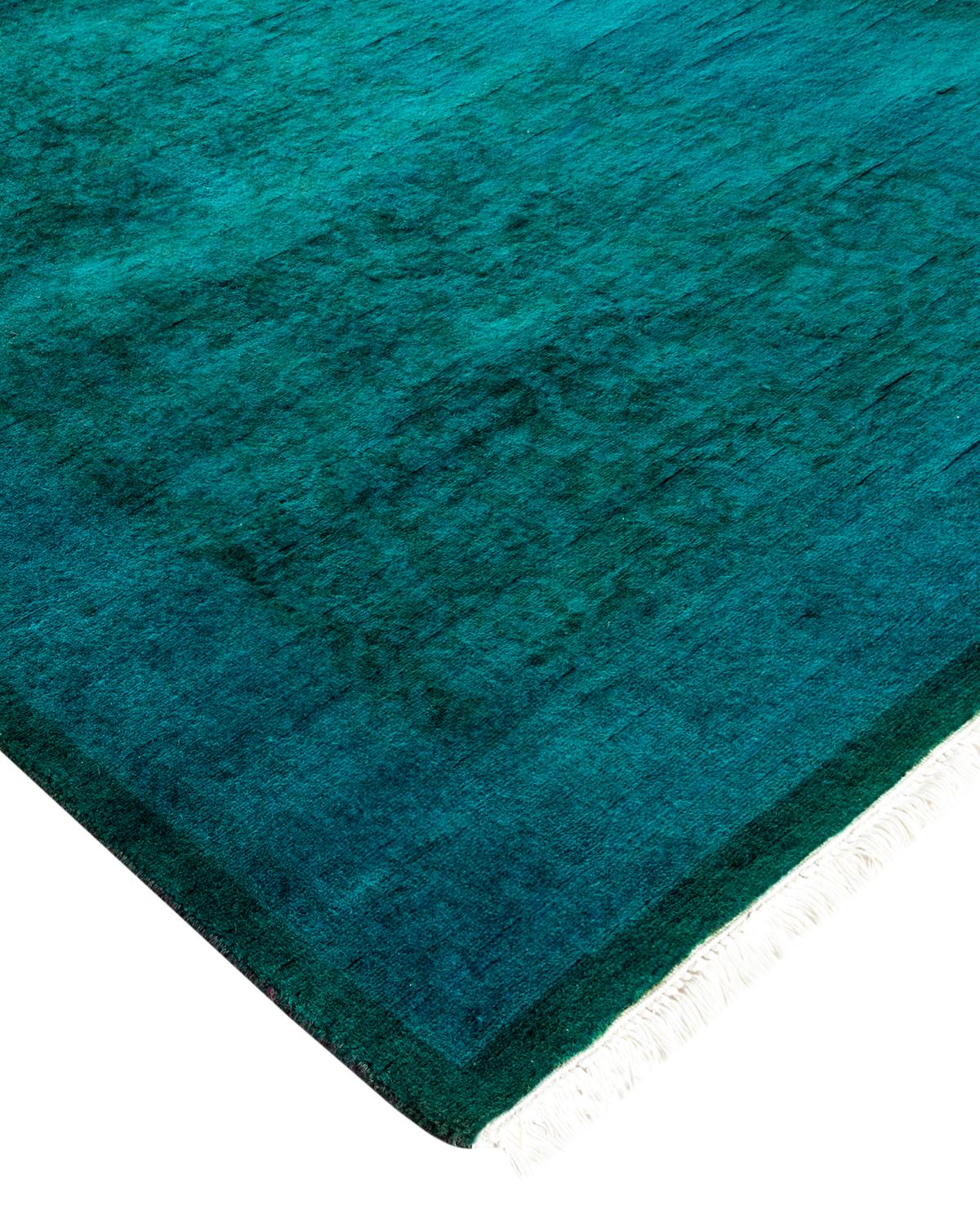 Les tapis Vibrance incarnent le classique avec une touche d'originalité : des motifs traditionnels surteints dans des couleurs éclatantes. Chaque tapis noué à la main est lavé dans une teinture botanique 100 % naturelle qui révèle les nuances