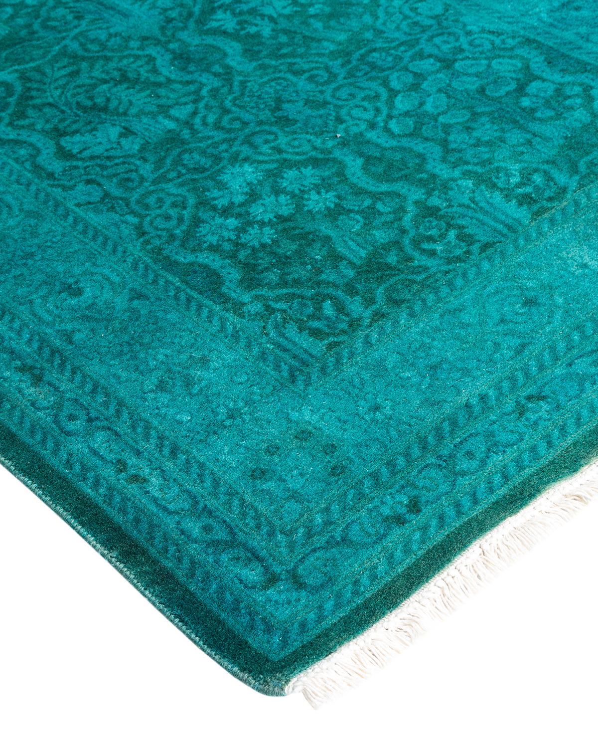 Les tapis Vibrance incarnent le classique avec une touche d'originalité : des motifs traditionnels surteints dans des couleurs éclatantes. Chaque tapis noué à la main est lavé dans une teinture botanique 100 % naturelle qui révèle les nuances