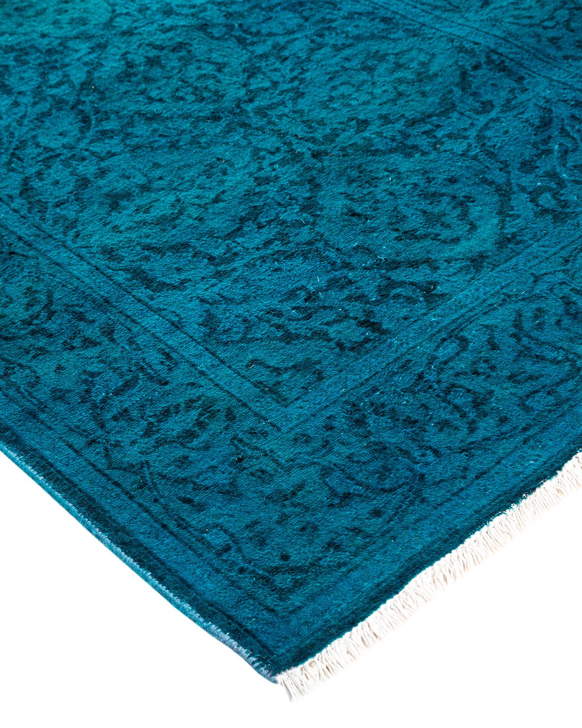 Las alfombras Vibrance son la personificación de lo clásico con un toque especial: motivos tradicionales teñidos de colores brillantes. Cada alfombra anudada a mano se lava con un tinte botánico 100% natural que revela matices ocultos en los