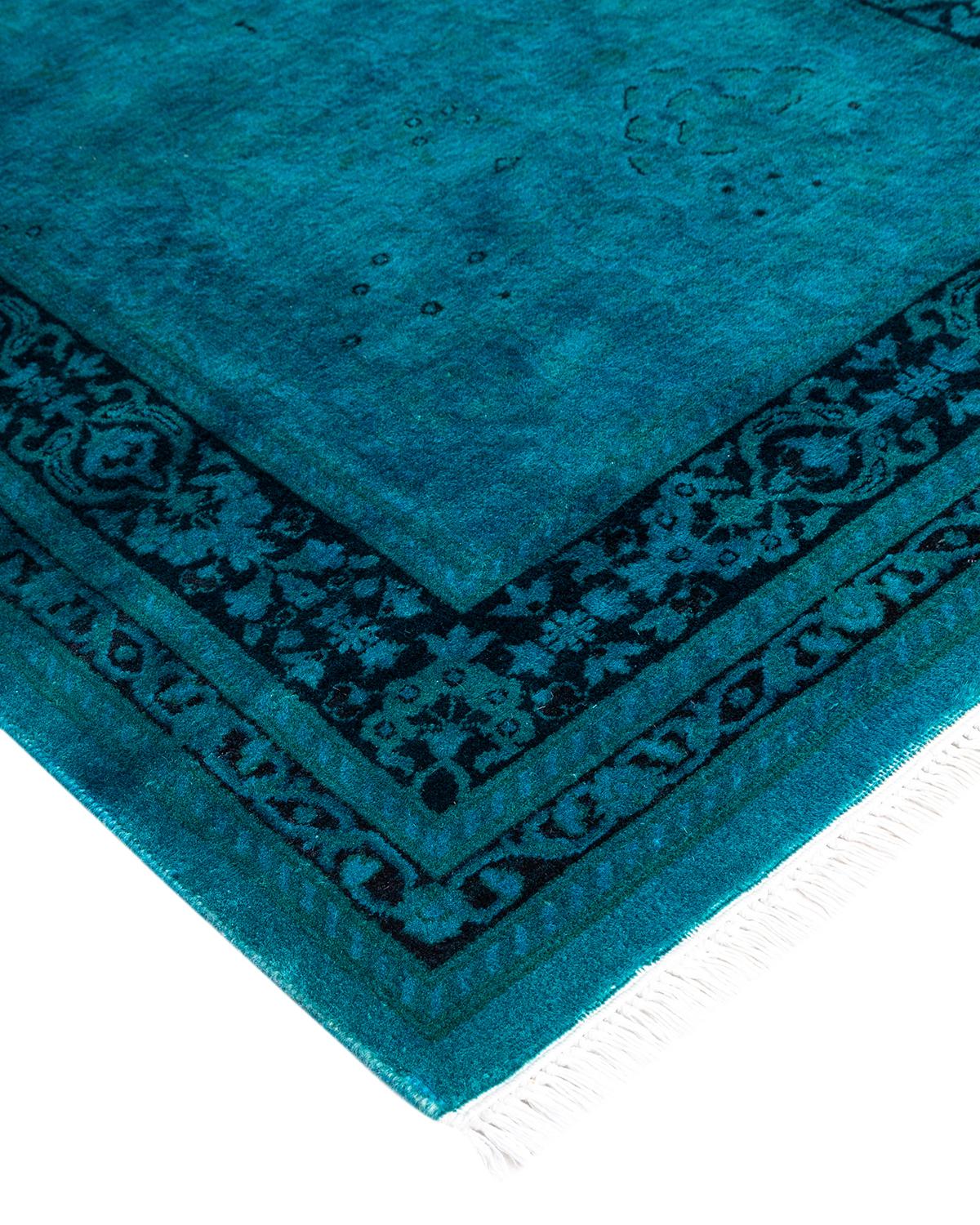 Les tapis Vibrance incarnent le classique avec une touche d'originalité : des motifs traditionnels surteints dans des couleurs éclatantes. Chaque tapis noué à la main est lavé dans une teinture botanique 100 % naturelle qui révèle les nuances