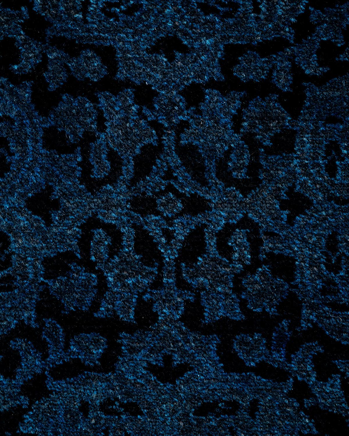Pakistanais Chemin de table contemporain en laine surteinte nouée à la main, bleu en vente