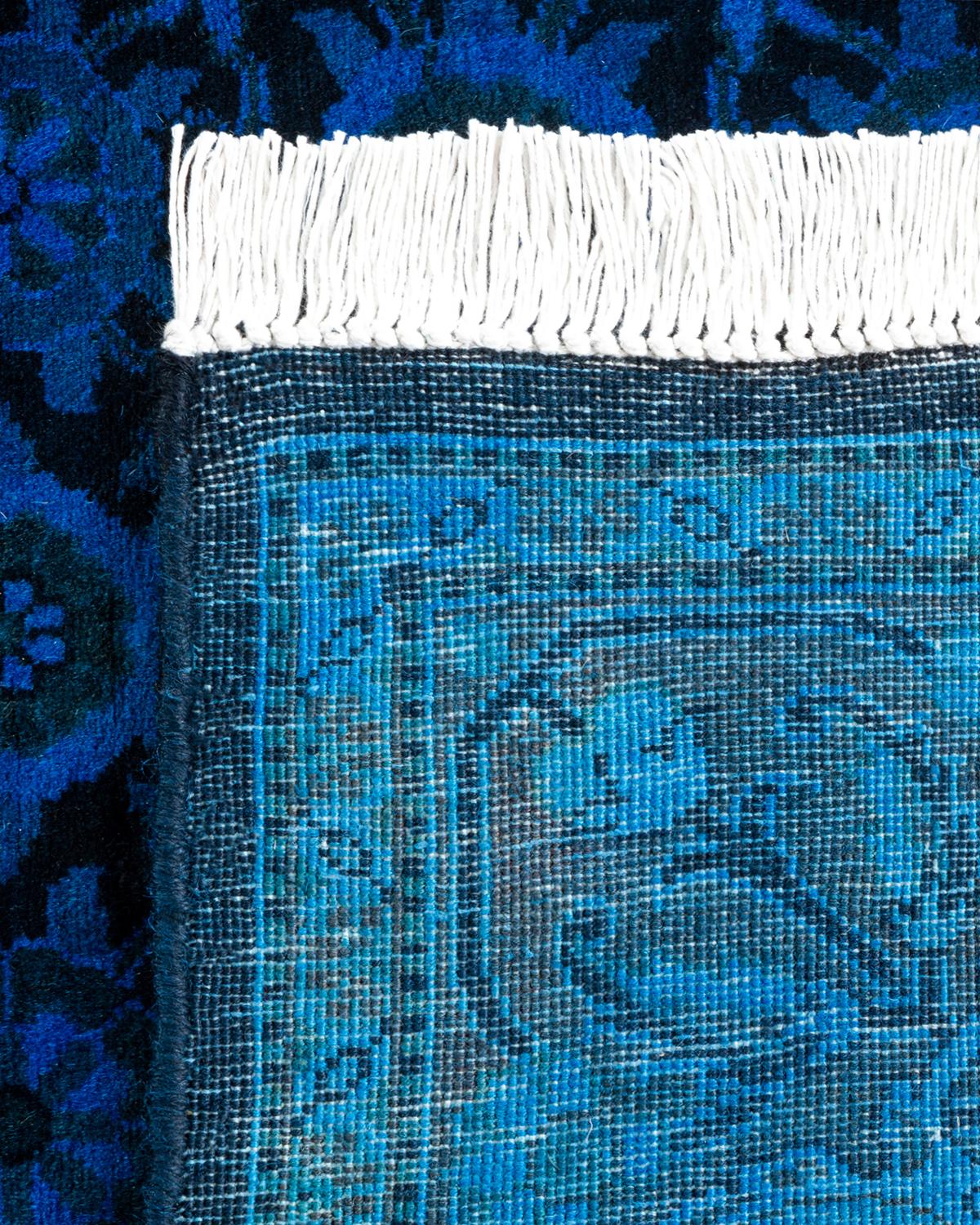XXIe siècle et contemporain Chemin de table contemporain en laine surteinte nouée à la main, bleu en vente