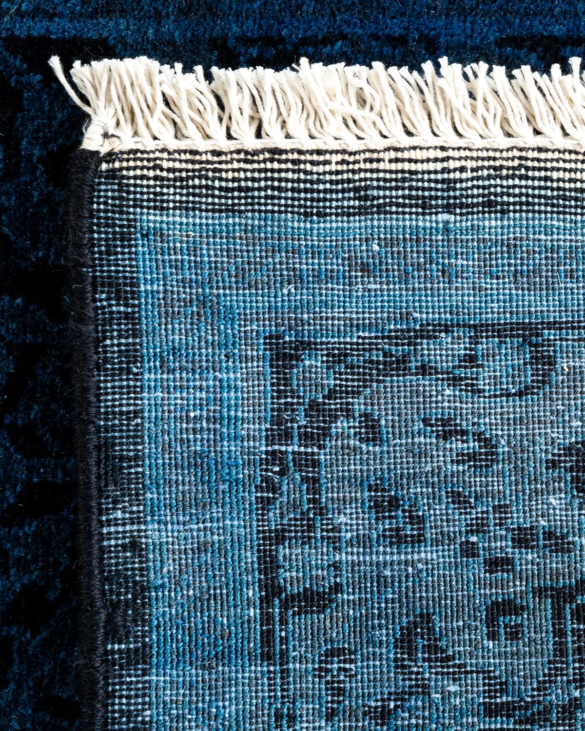 XXIe siècle et contemporain Chemin de table contemporain en laine surteinte nouée à la main, bleu en vente