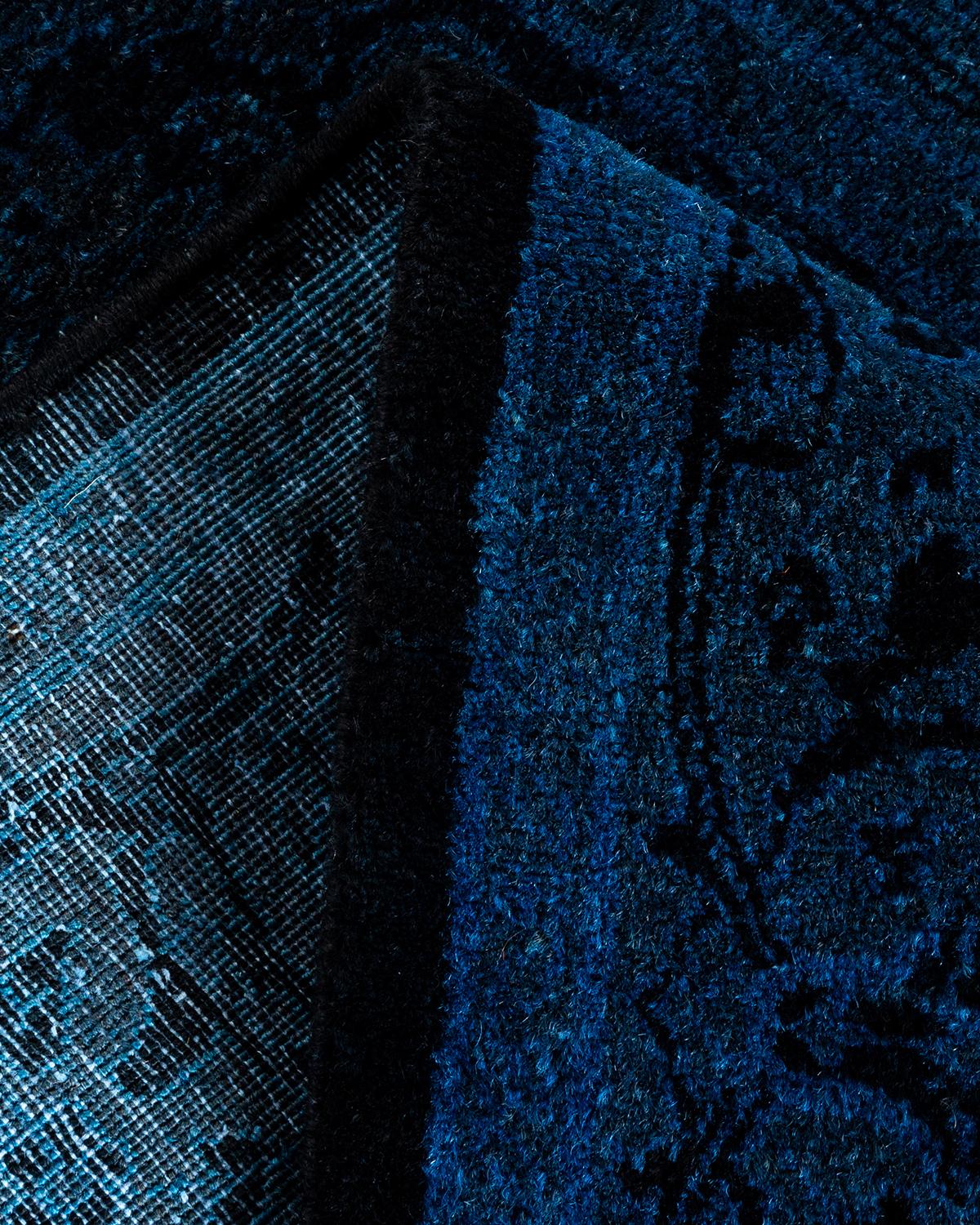 Laine Chemin de table contemporain en laine surteinte nouée à la main, bleu en vente