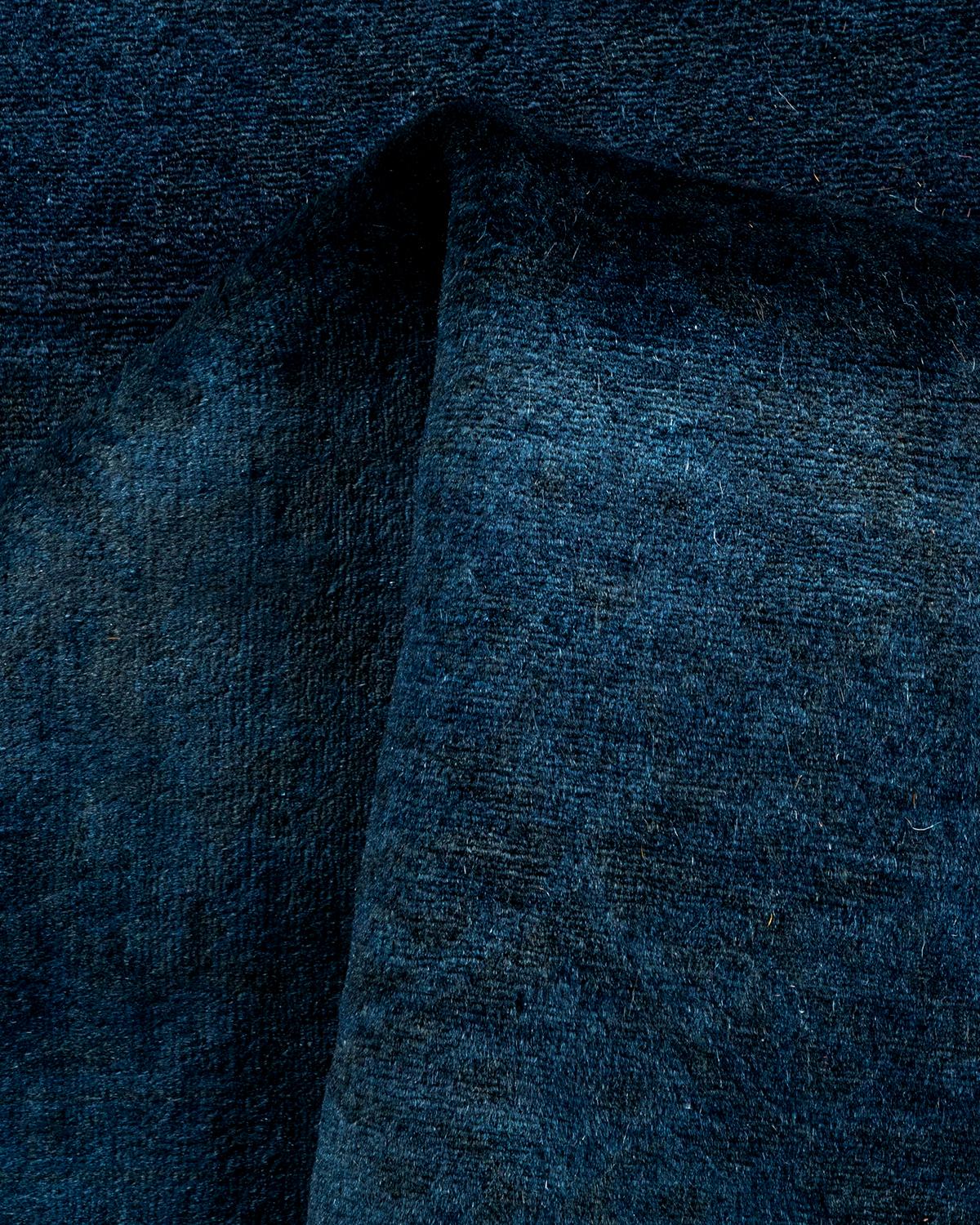 Chemin de table contemporain en laine surteinte nouée à la main, bleu en vente 1