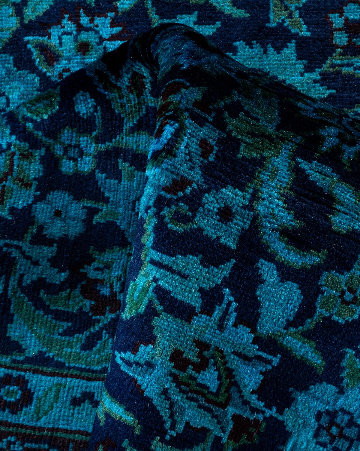 Chemin de table contemporain en laine surteinte nouée à la main, bleu en vente 1
