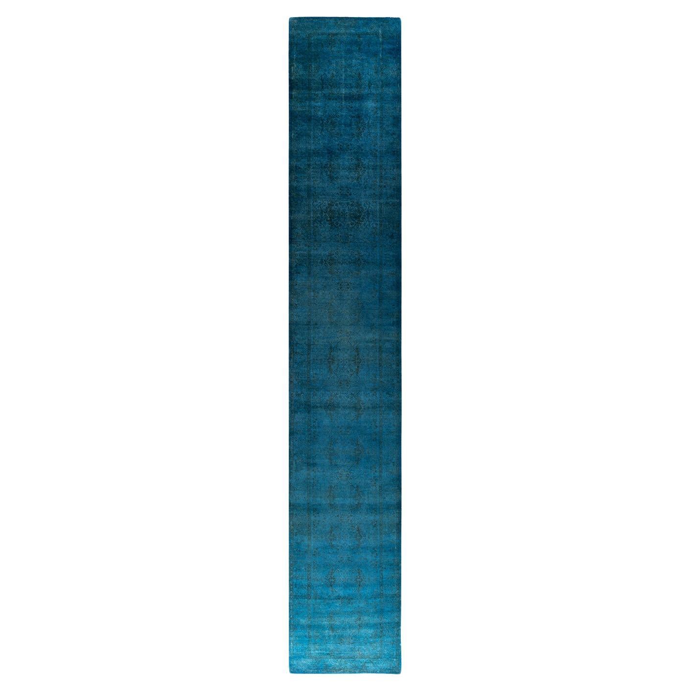 Runner contemporaneo in lana blu sovratinto e annodato a mano