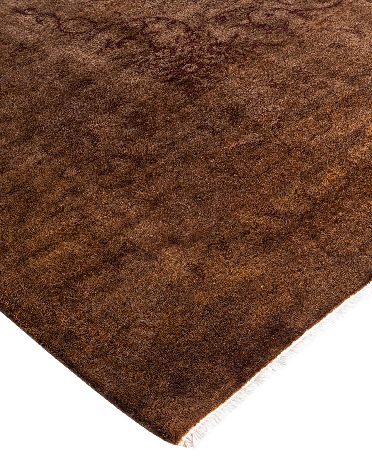 Las alfombras Vibrance son la personificación de lo clásico con un toque especial: motivos tradicionales teñidos de colores brillantes. Cada alfombra anudada a mano se lava con un tinte botánico 100% natural que revela matices ocultos en los