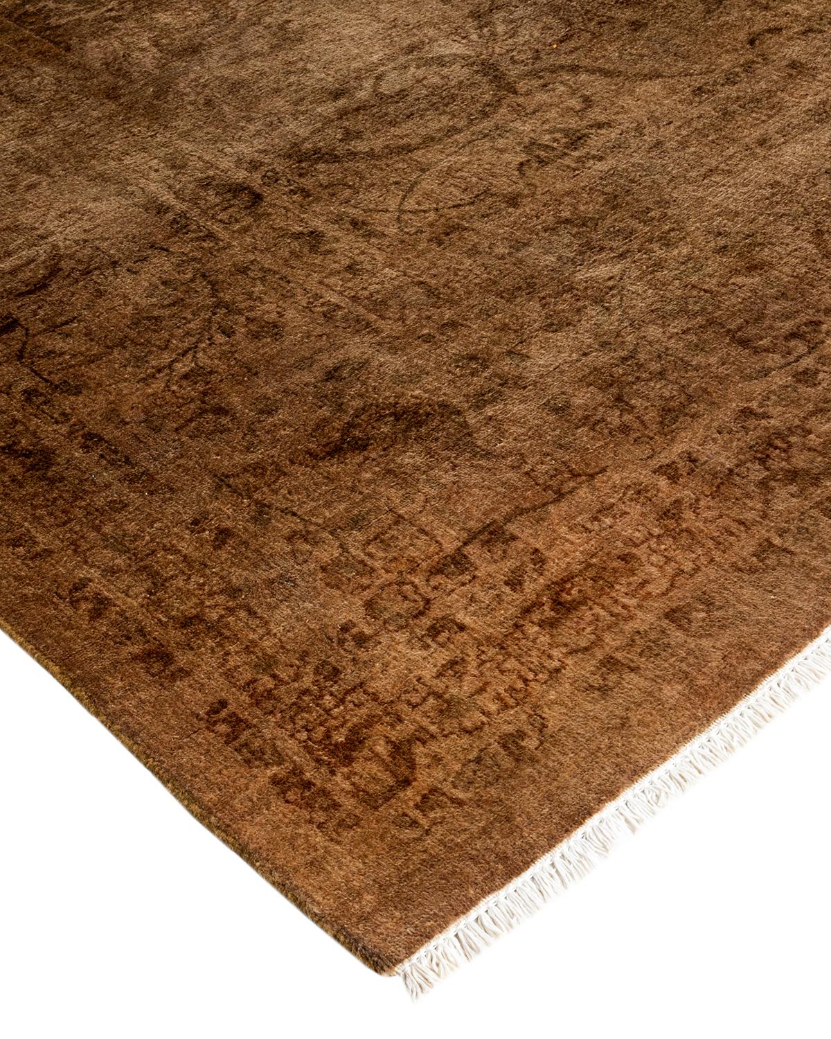 Les tapis Vibrance incarnent le classique avec une touche d'originalité : des motifs traditionnels surteints dans des couleurs éclatantes. Chaque tapis noué à la main est lavé dans une teinture botanique 100 % naturelle qui révèle les nuances