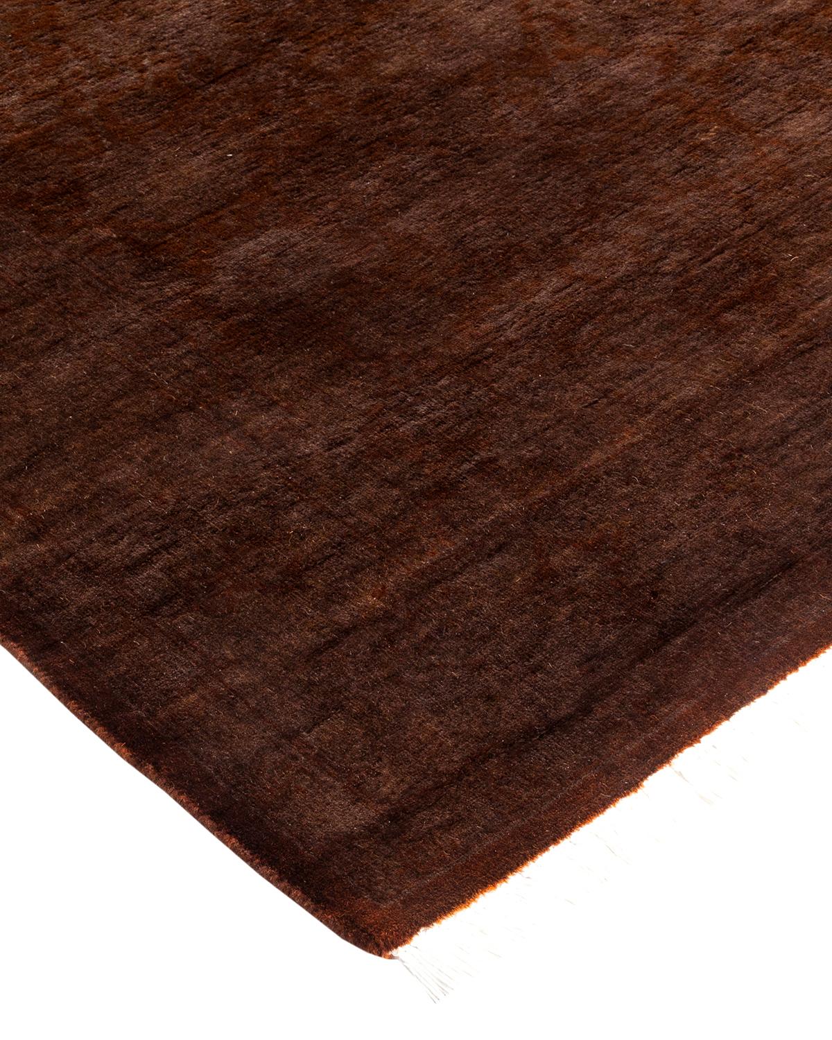 Las alfombras Vibrance son la personificación de lo clásico con un toque especial: motivos tradicionales teñidos de colores brillantes. Cada alfombra anudada a mano se lava con un tinte botánico 100% natural que revela matices ocultos en los