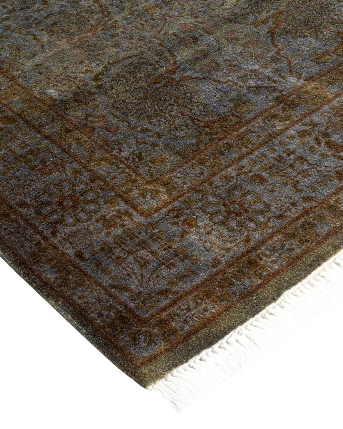 Las alfombras Vibrance son la personificación de lo clásico con un toque especial: motivos tradicionales teñidos de colores brillantes. Cada alfombra anudada a mano se lava con un tinte botánico 100% natural que revela matices ocultos en los