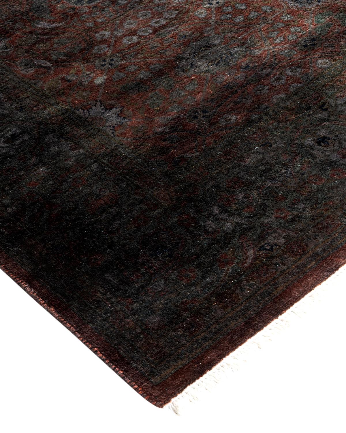 I tappeti Vibrance rappresentano il classico con un tocco di classe: motivi tradizionali sovratinti con colori brillanti. Ogni tappeto annodato a mano viene lavato con una tintura botanica naturale al 100% che rivela le sfumature nascoste nei