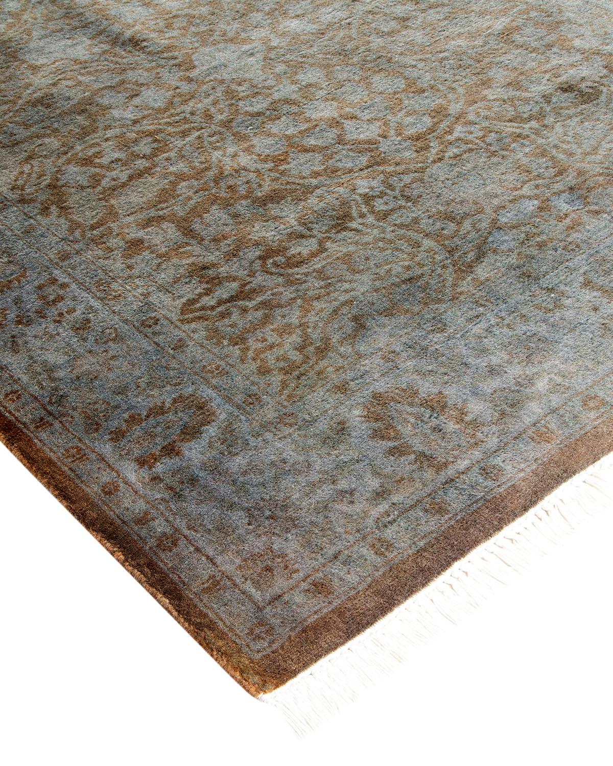 Las alfombras Vibrance son la personificación de lo clásico con un toque especial: motivos tradicionales teñidos de colores brillantes. Cada alfombra anudada a mano se lava con un tinte botánico 100% natural que revela matices ocultos en los