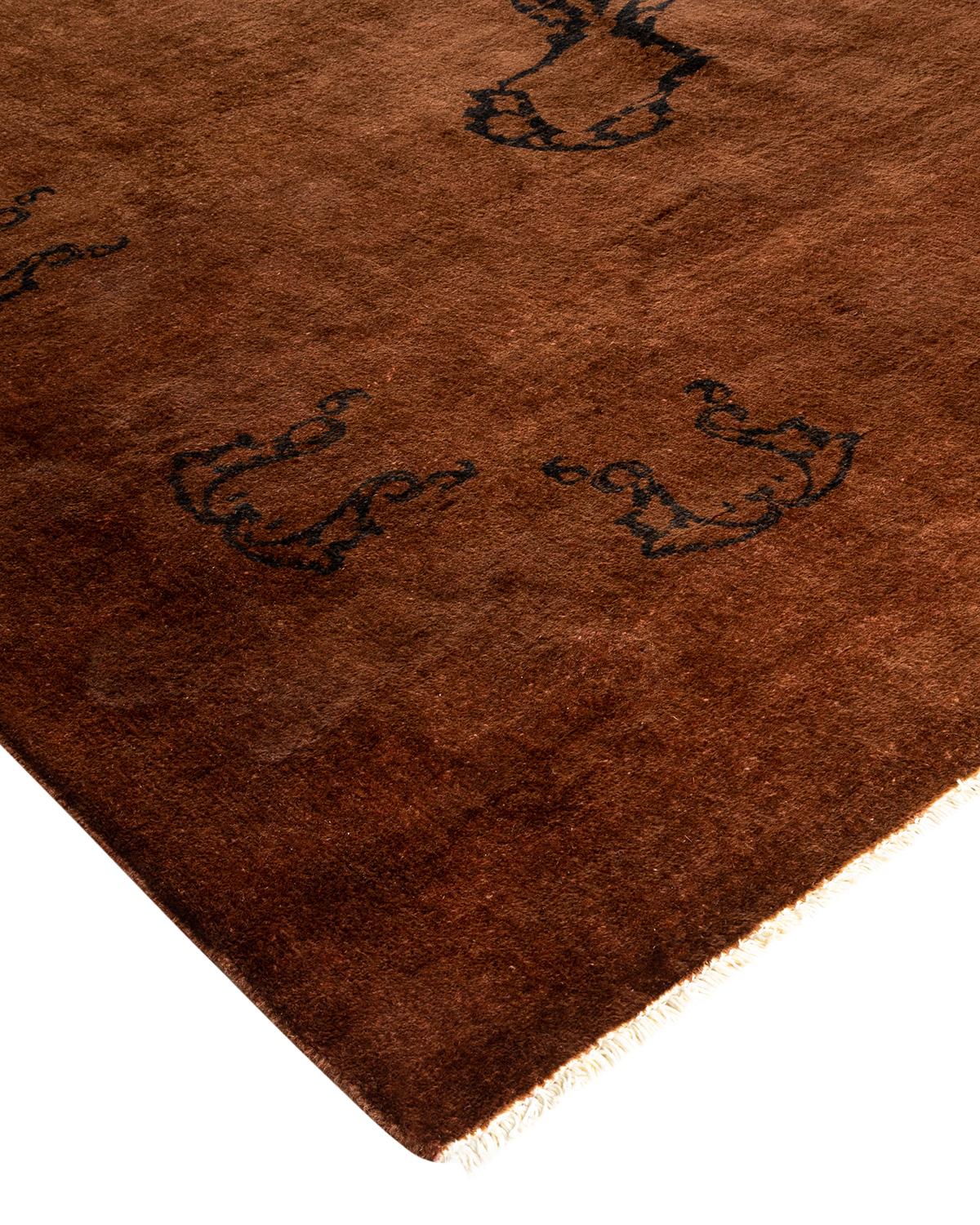 Les tapis Vibrance incarnent le classique avec une touche d'originalité : des motifs traditionnels surteints dans des couleurs éclatantes. Chaque tapis noué à la main est lavé dans une teinture botanique 100 % naturelle qui révèle les nuances