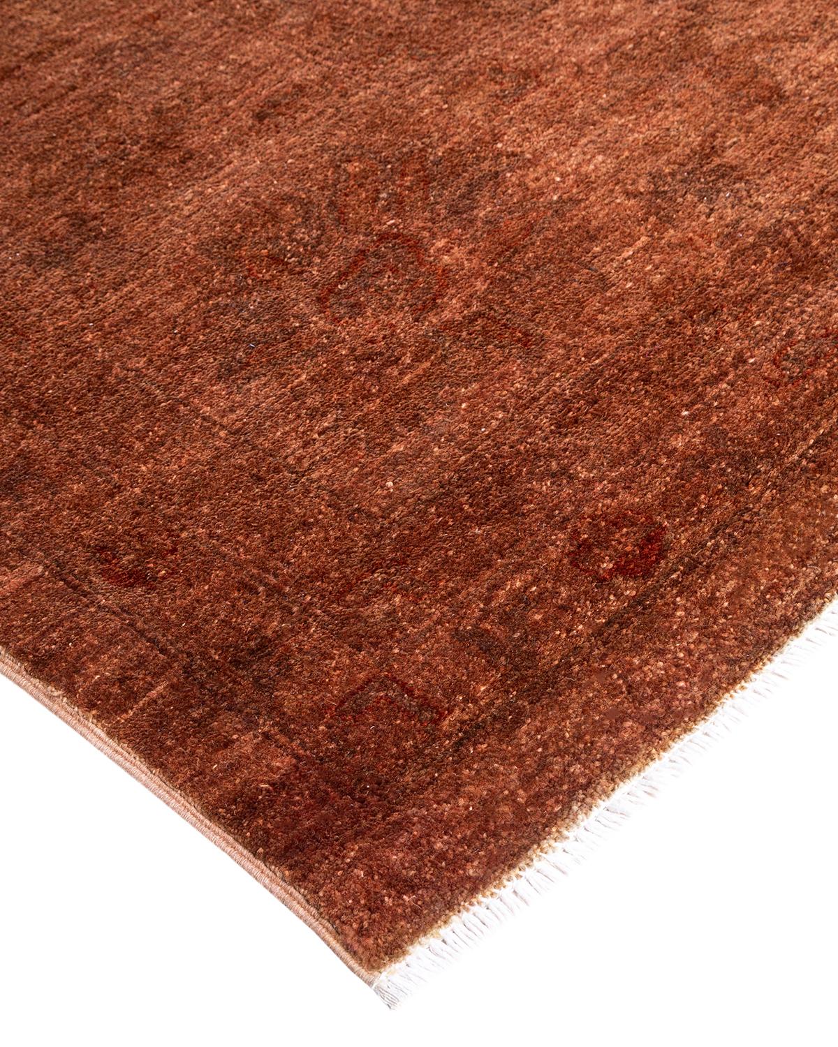 Les tapis Vibrance incarnent le classique avec une touche d'originalité : des motifs traditionnels surteints dans des couleurs éclatantes. Chaque tapis noué à la main est lavé dans une teinture botanique 100 % naturelle qui révèle les nuances