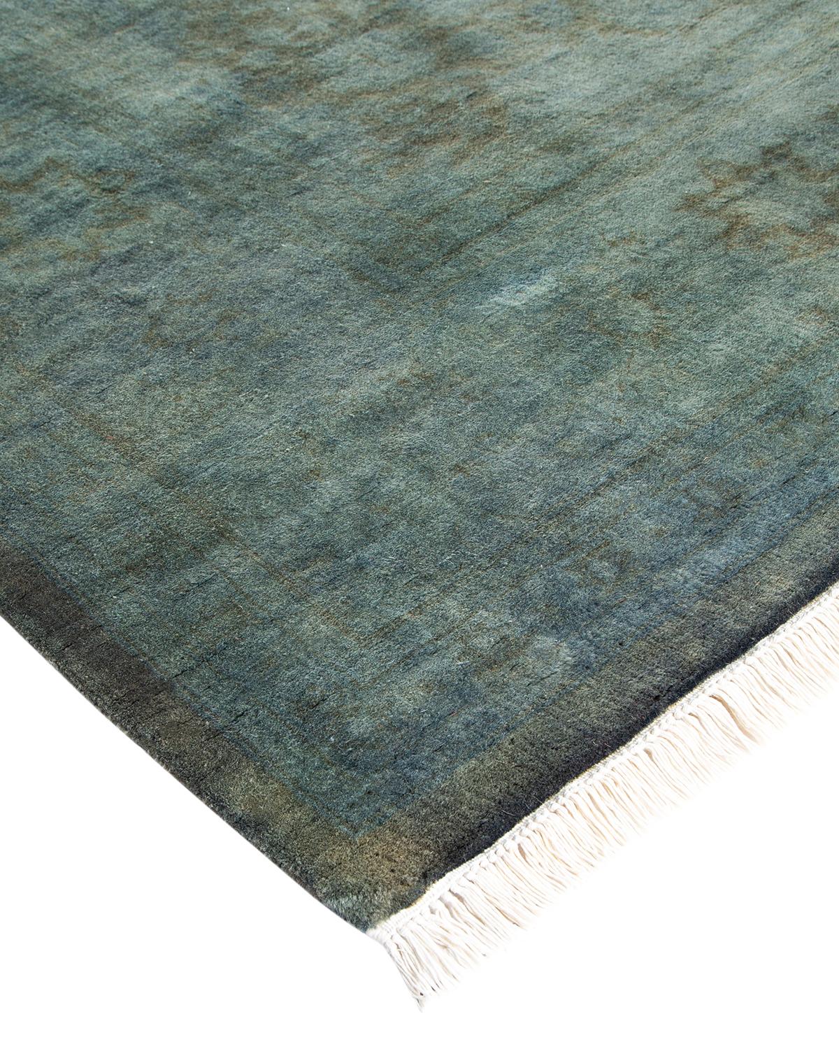 Las alfombras Vibrance son la personificación de lo clásico con un toque especial: motivos tradicionales teñidos de colores brillantes. Cada alfombra anudada a mano se lava con un tinte botánico 100% natural que revela matices ocultos en los