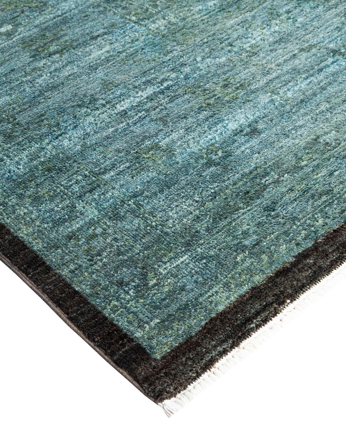 Las alfombras Vibrance son la personificación de lo clásico con un toque especial: motivos tradicionales teñidos de colores brillantes. Cada alfombra anudada a mano se lava con un tinte botánico 100% natural que revela matices ocultos en los