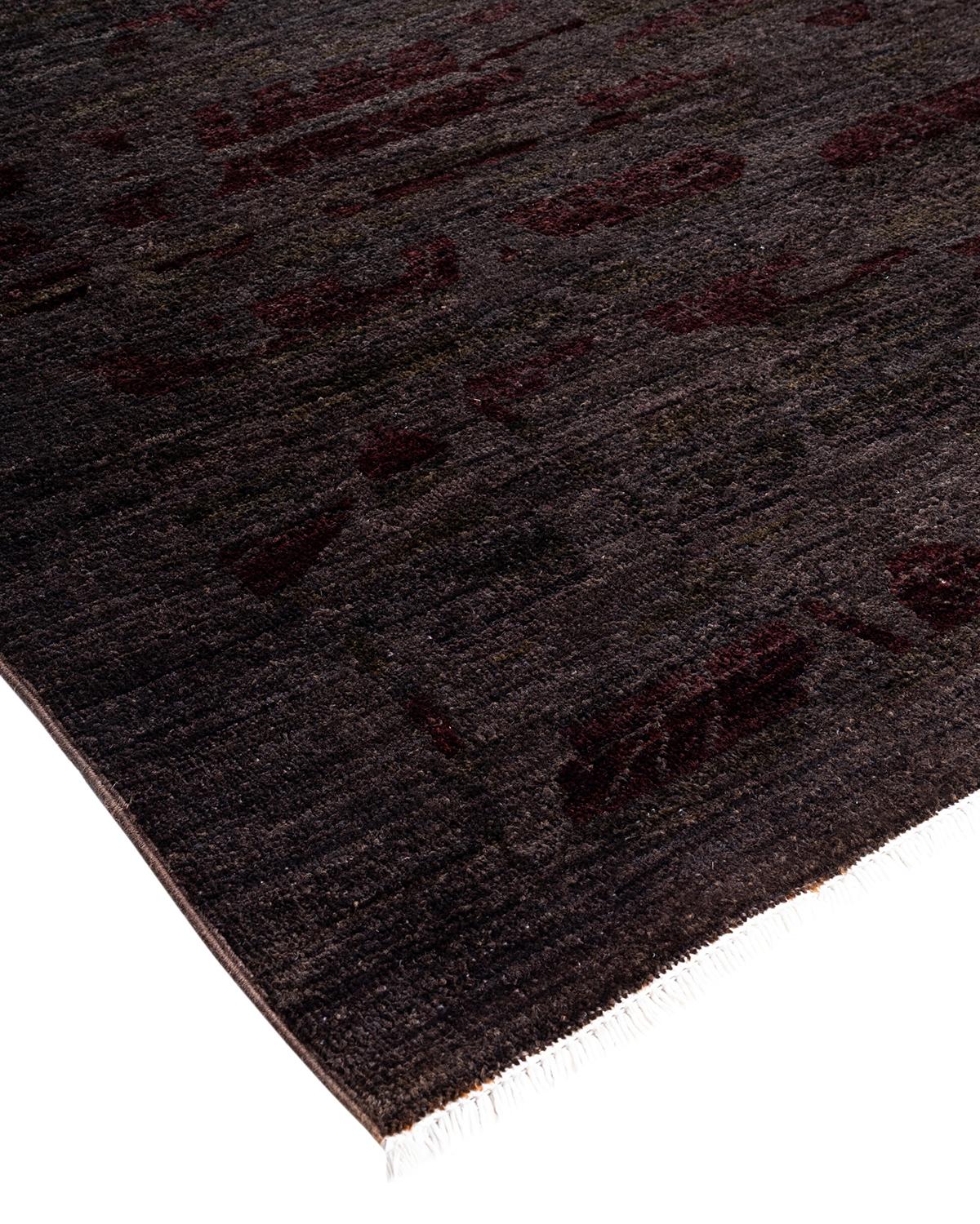 Las alfombras Vibrance son la personificación de lo clásico con un toque especial: motivos tradicionales teñidos de colores brillantes. Cada alfombra anudada a mano se lava con un tinte botánico 100% natural que revela matices ocultos en los