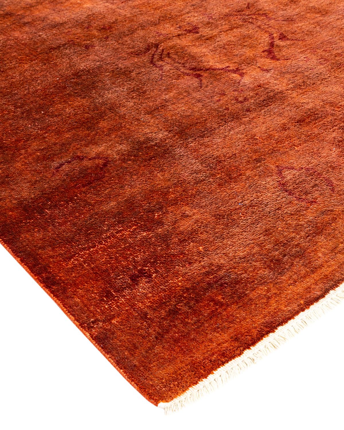 Las alfombras Vibrance son la personificación de lo clásico con un toque especial: motivos tradicionales teñidos de colores brillantes. Cada alfombra anudada a mano se lava con un tinte botánico 100% natural que revela matices ocultos en los