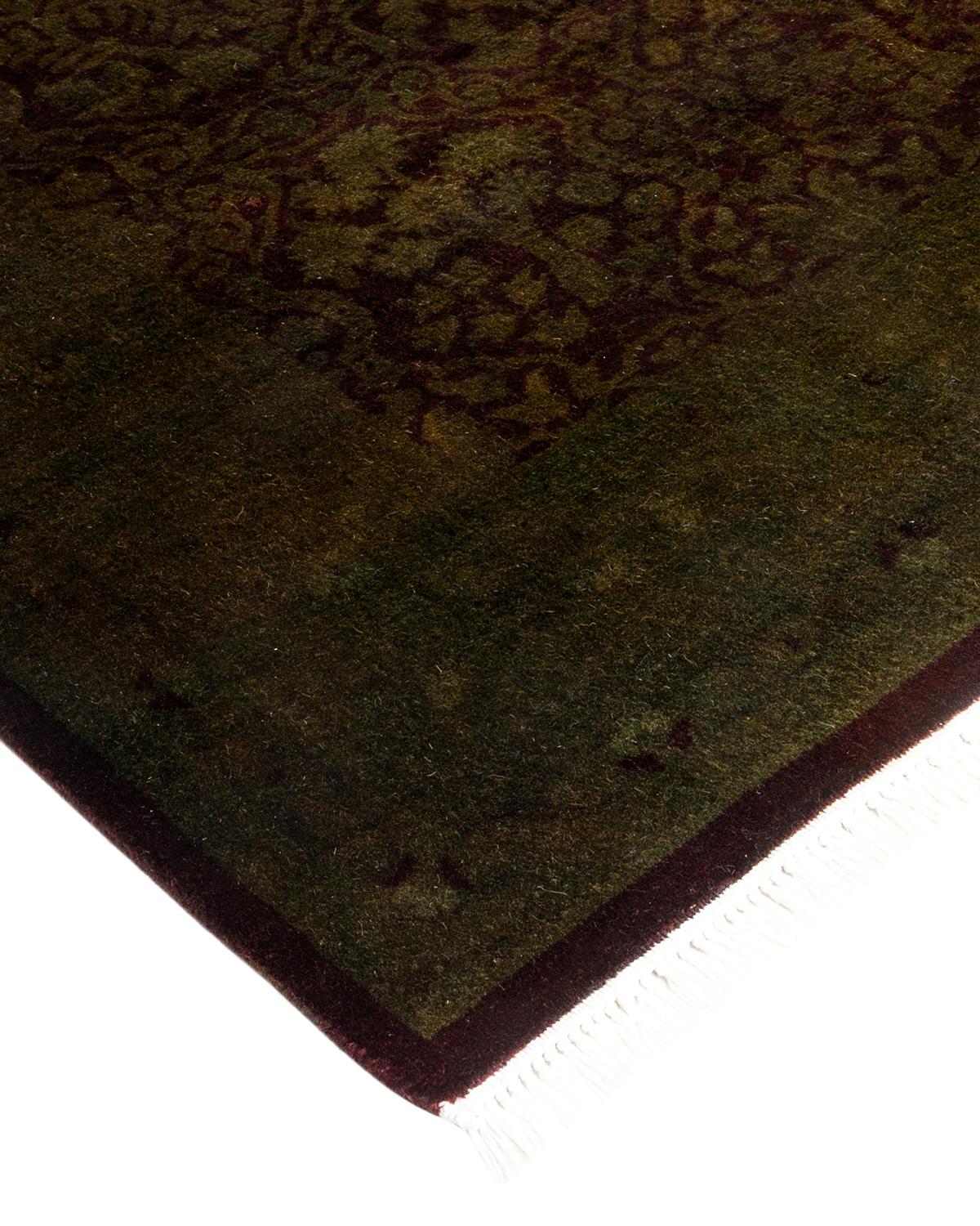 Les tapis Vibrance incarnent le classique avec une touche d'originalité : des motifs traditionnels surteints dans des couleurs éclatantes. Chaque tapis noué à la main est lavé dans une teinture botanique 100 % naturelle qui révèle les nuances