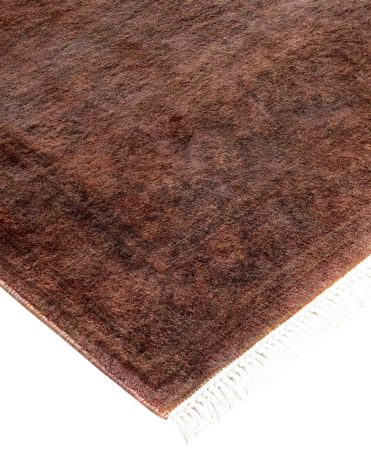 Les tapis Vibrance incarnent le classique avec une touche d'originalité : des motifs traditionnels surteints dans des couleurs éclatantes. Chaque tapis noué à la main est lavé dans une teinture botanique 100 % naturelle qui révèle les nuances