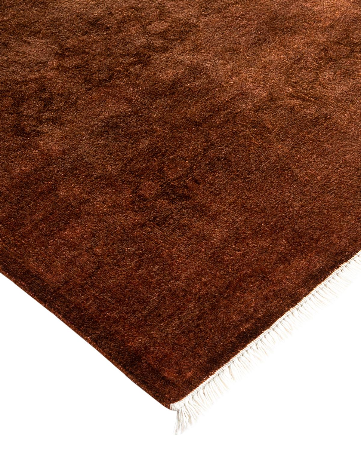 Les tapis Vibrance incarnent le classique avec une touche d'originalité : des motifs traditionnels surteints dans des couleurs éclatantes. Chaque tapis noué à la main est lavé dans une teinture botanique 100 % naturelle qui révèle les nuances
