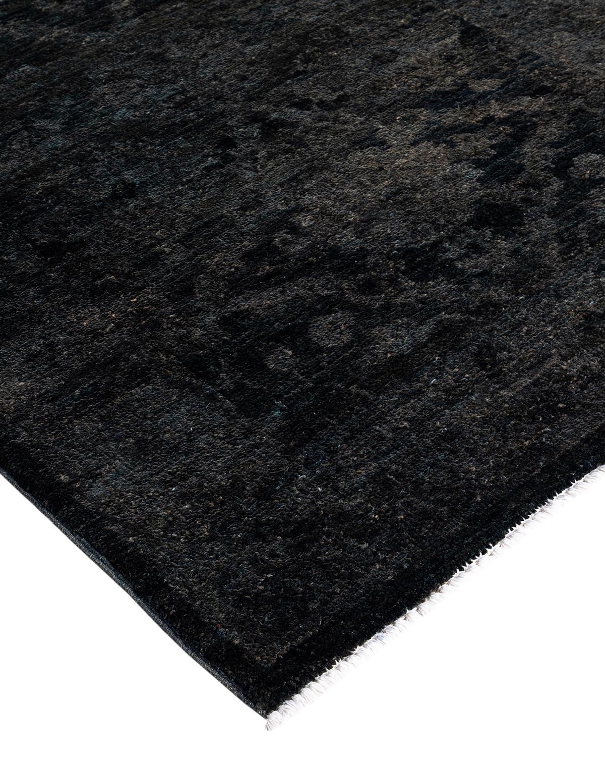 Les tapis Vibrance incarnent le classique avec une touche d'originalité : des motifs traditionnels surteints dans des couleurs éclatantes. Chaque tapis noué à la main est lavé dans une teinture botanique 100 % naturelle qui révèle les nuances
