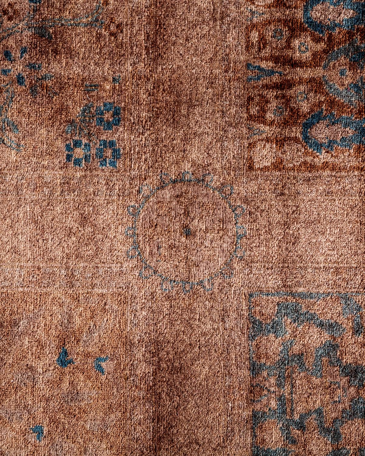 Pakistanais Chemin de table contemporain en laine surteinte nouée à la main Brown en vente