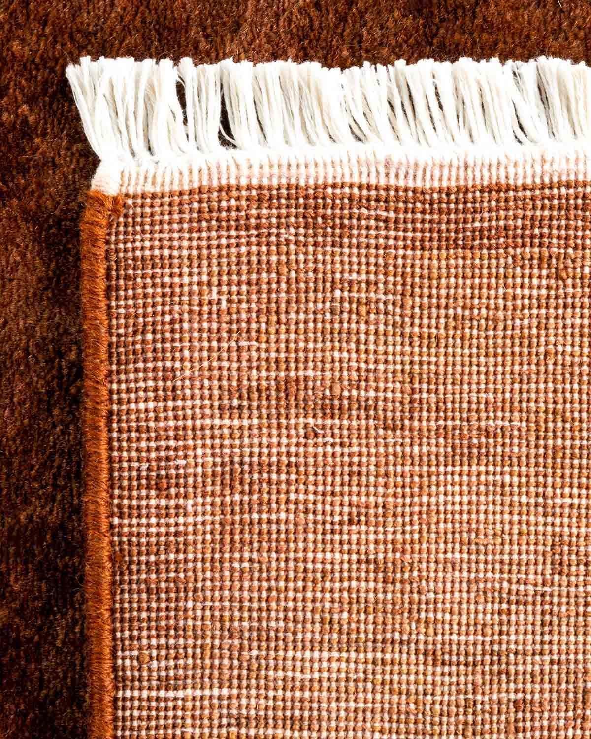 XXIe siècle et contemporain Chemin de table contemporain en laine surteinte nouée à la main Brown en vente