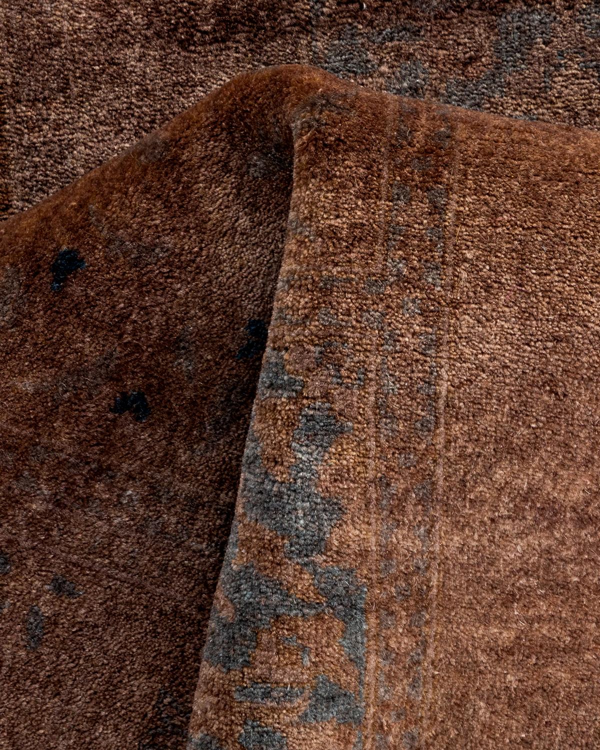 Chemin de table contemporain en laine surteinte nouée à la main Brown en vente 1