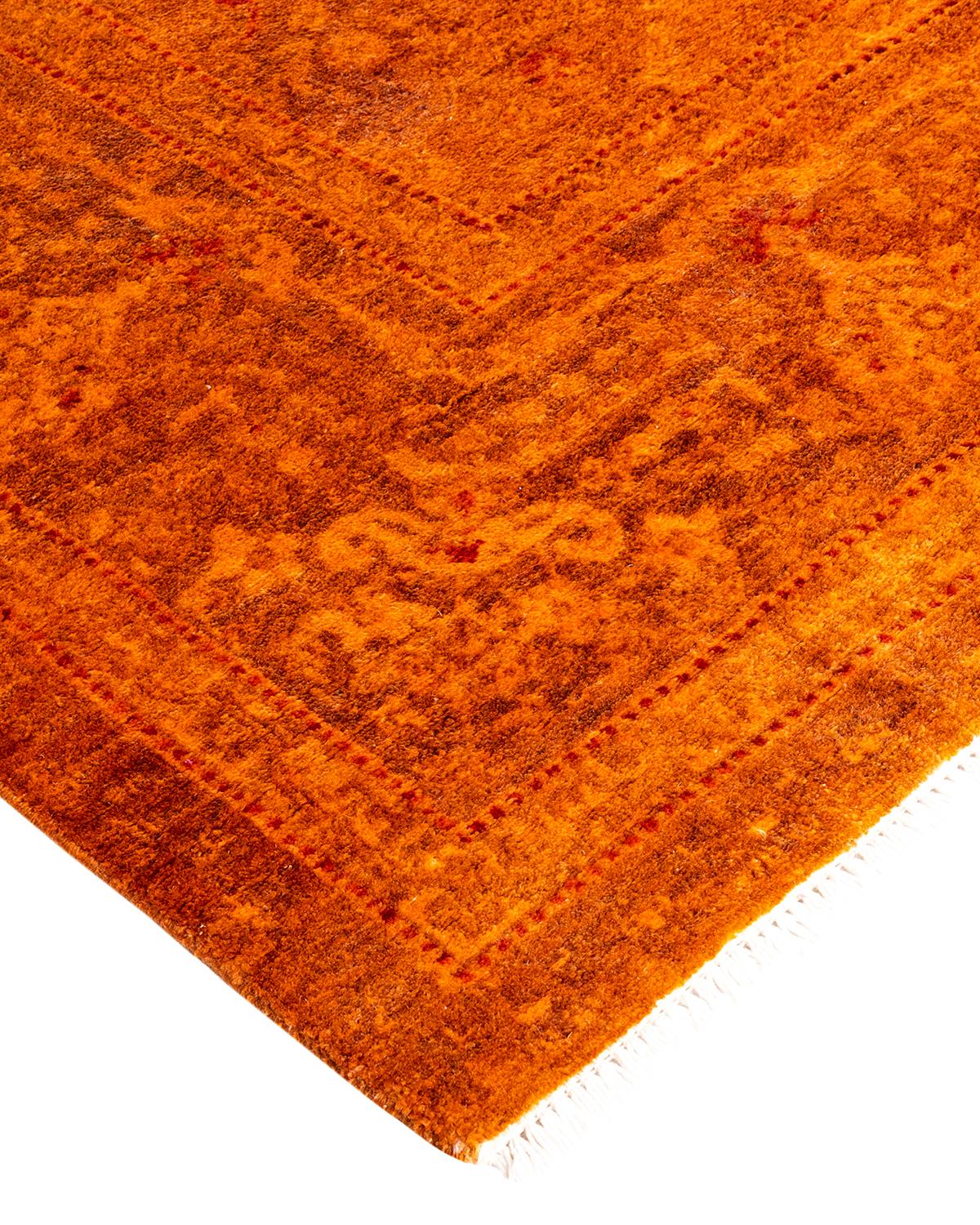 Las alfombras Vibrance son la personificación de lo clásico con un toque especial: motivos tradicionales teñidos de colores brillantes. Cada alfombra anudada a mano se lava con un tinte botánico 100% natural que revela matices ocultos en los