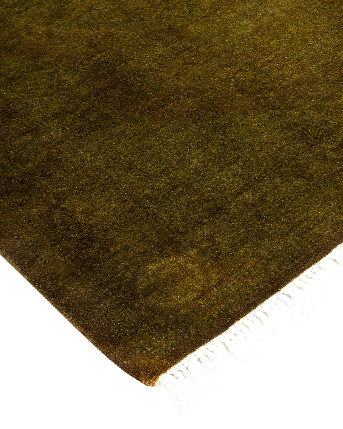 I tappeti Vibrance rappresentano il classico con un tocco di classe: motivi tradizionali sovratinti con colori brillanti. Ogni tappeto annodato a mano viene lavato con una tintura botanica naturale al 100% che rivela le sfumature nascoste nei