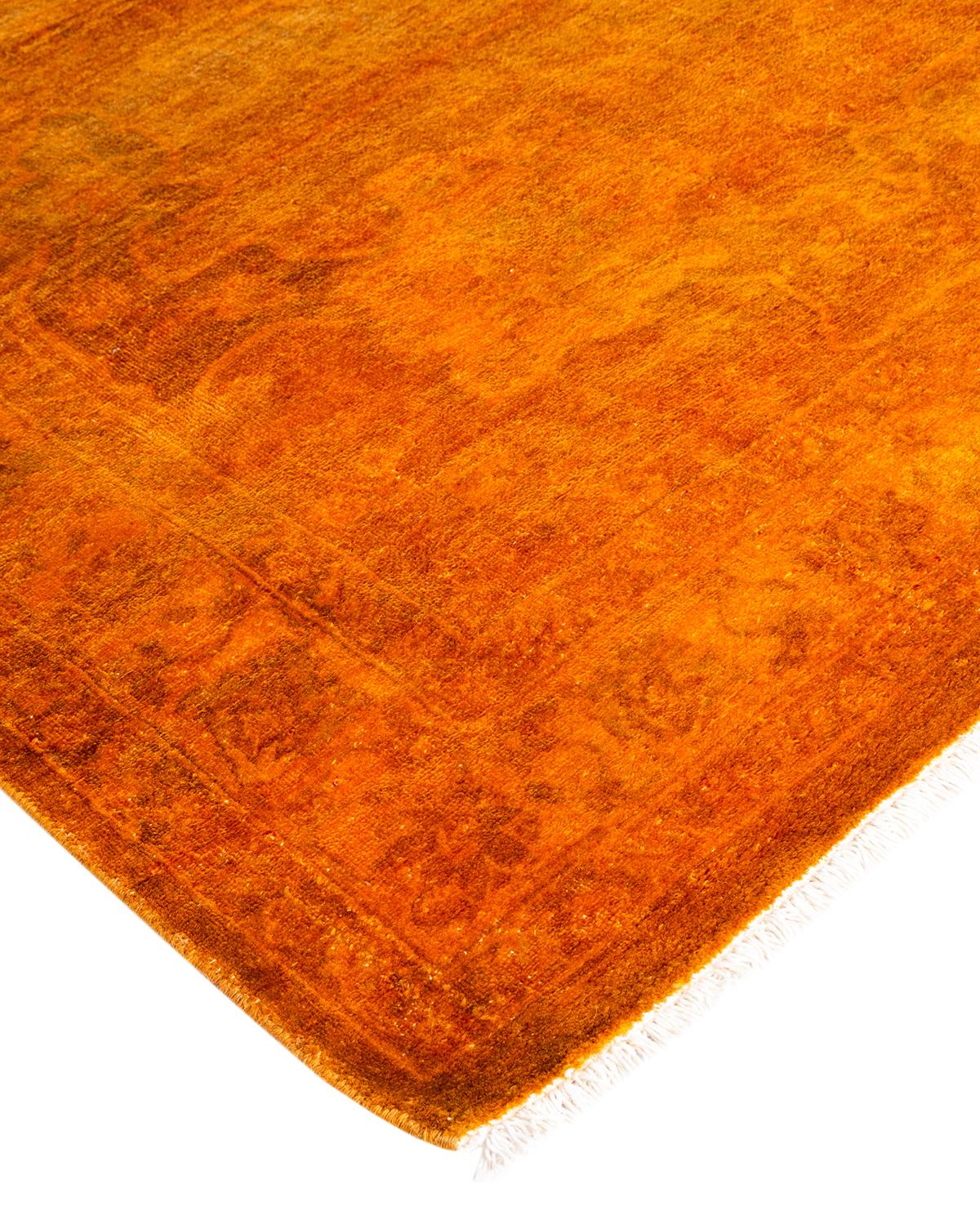 Las alfombras Vibrance son la personificación de lo clásico con un toque especial: motivos tradicionales teñidos de colores brillantes. Cada alfombra anudada a mano se lava con un tinte botánico 100% natural que revela matices ocultos en los