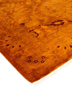 Contemporary Overdyed Hand Knotsted Wool Gold Area Rug (Tapis de sol en laine surteintée doré)