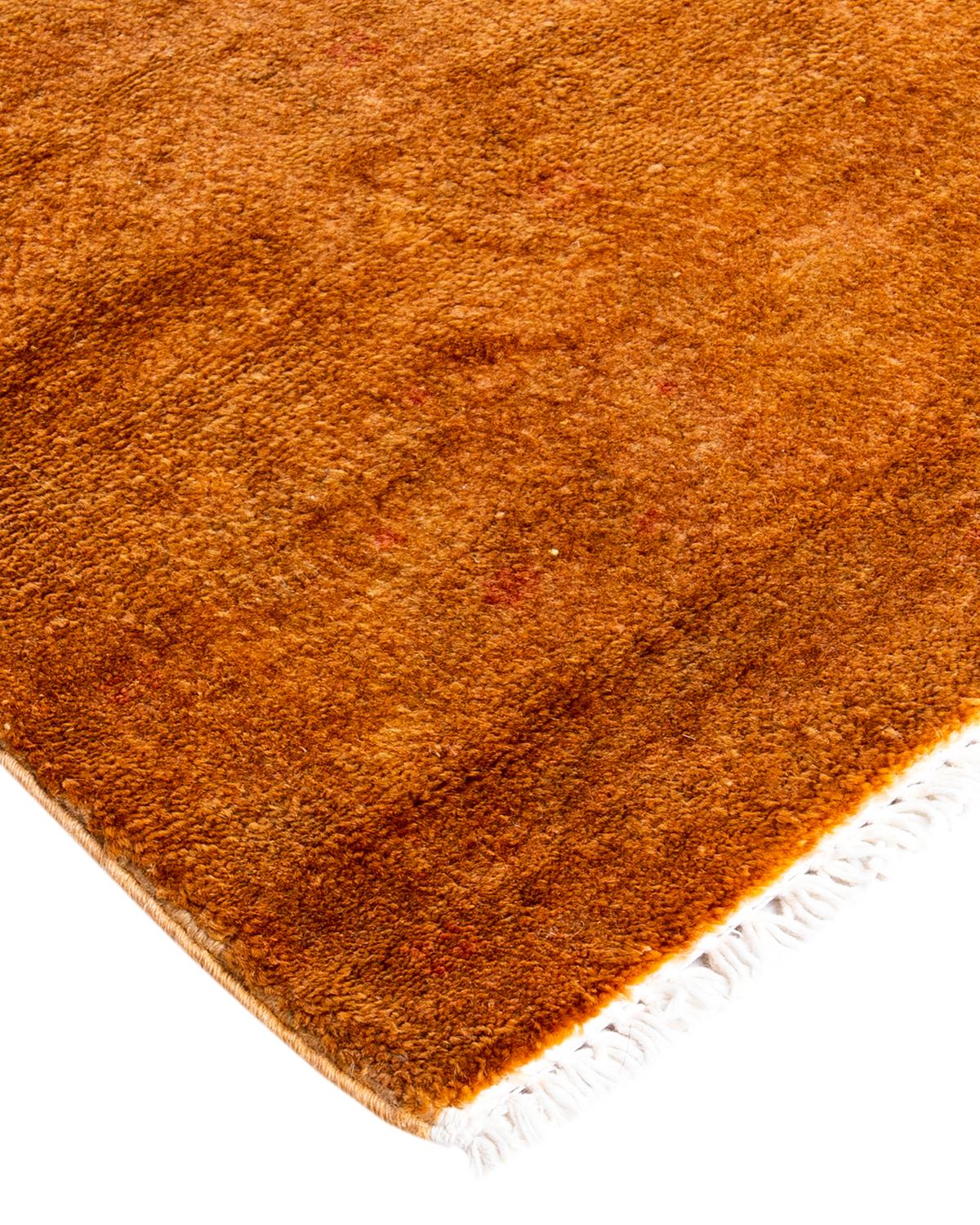 Las alfombras Vibrance son la personificación de lo clásico con un toque especial: motivos tradicionales teñidos de colores brillantes. Cada alfombra anudada a mano se lava con un tinte botánico 100% natural que revela matices ocultos en los