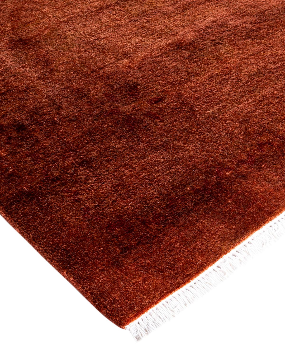 Les tapis Vibrance incarnent le classique avec une touche d'originalité : des motifs traditionnels surteints dans des couleurs éclatantes. Chaque tapis noué à la main est lavé dans une teinture botanique 100 % naturelle qui révèle les nuances