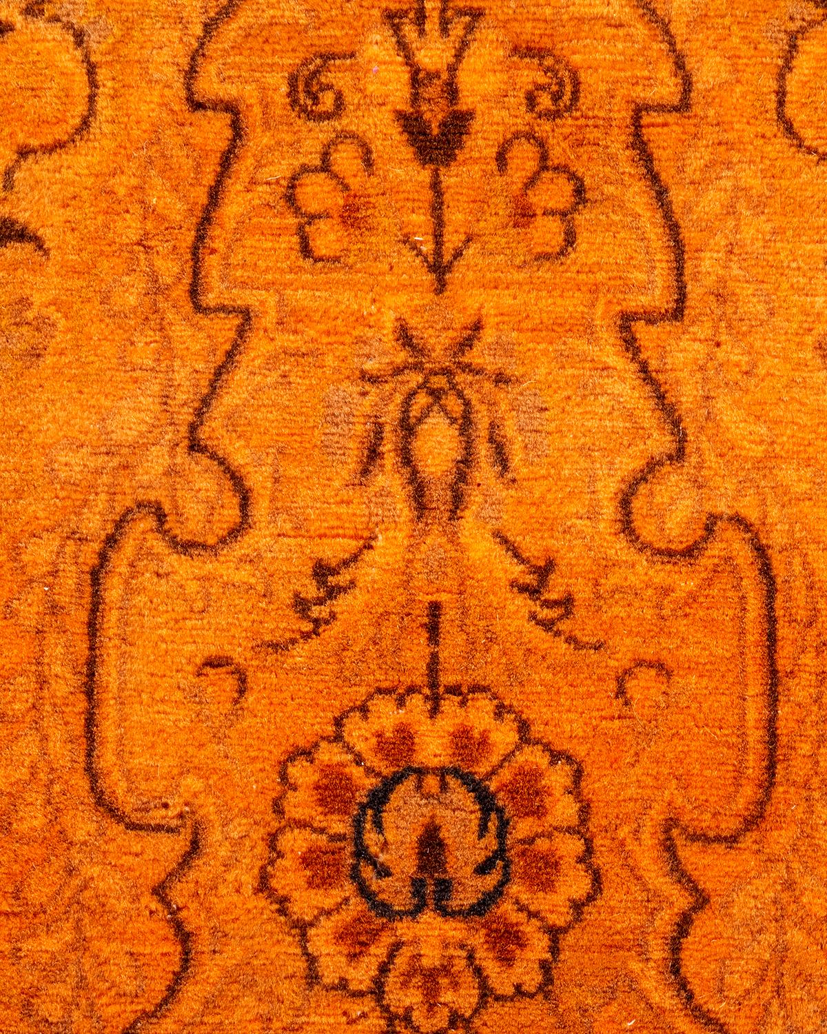 Pakistanais Contemporary Overdyed Hand Knotsted Wool Gold Area Rug (Tapis de sol en laine surteintée doré) en vente