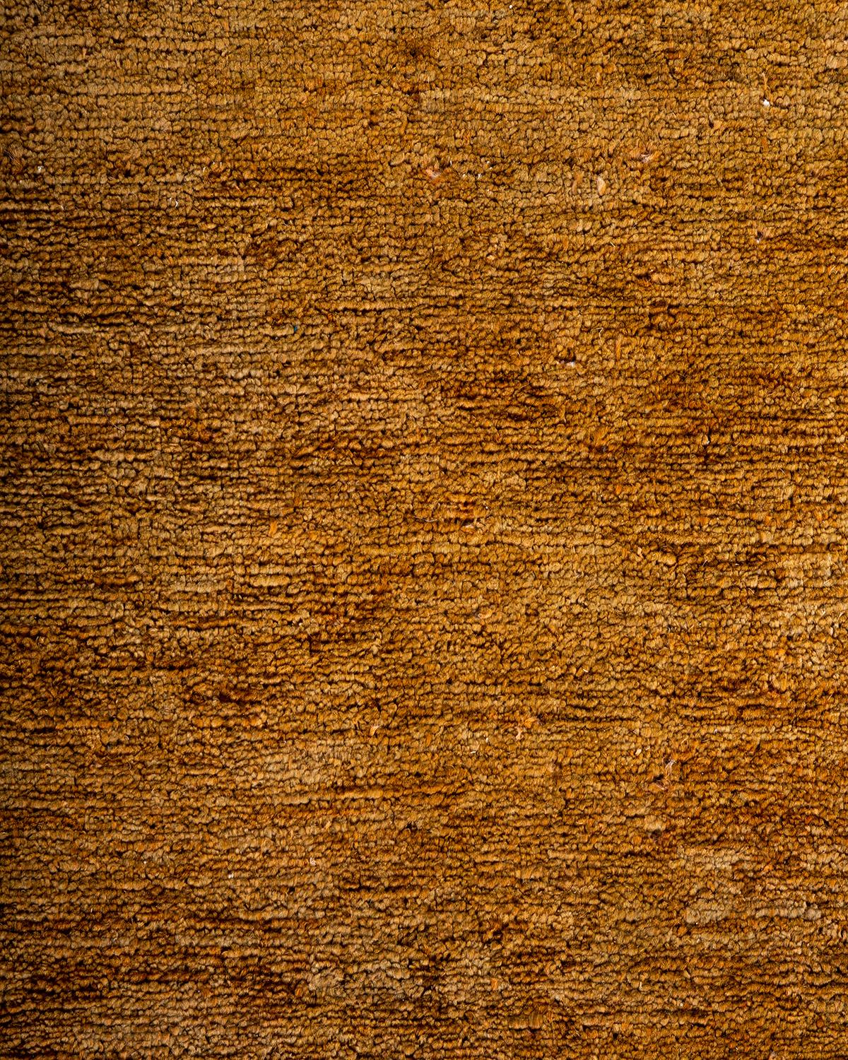 Pakistanais Contemporary Overdyed Hand Knotsted Wool Gold Area Rug (Tapis de sol en laine surteintée doré) en vente