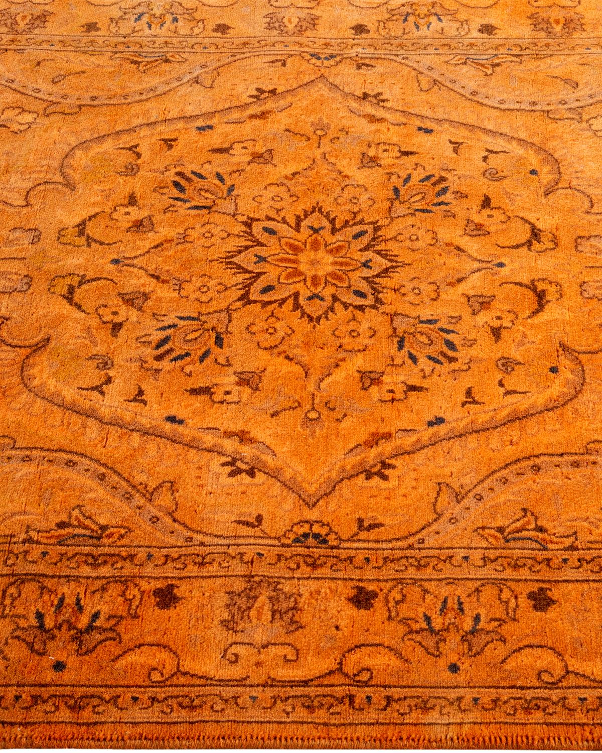 Contemporary Overdyed Hand Knotsted Wool Gold Area Rug (Tapis de sol en laine surteintée doré) Neuf - En vente à Norwalk, CT