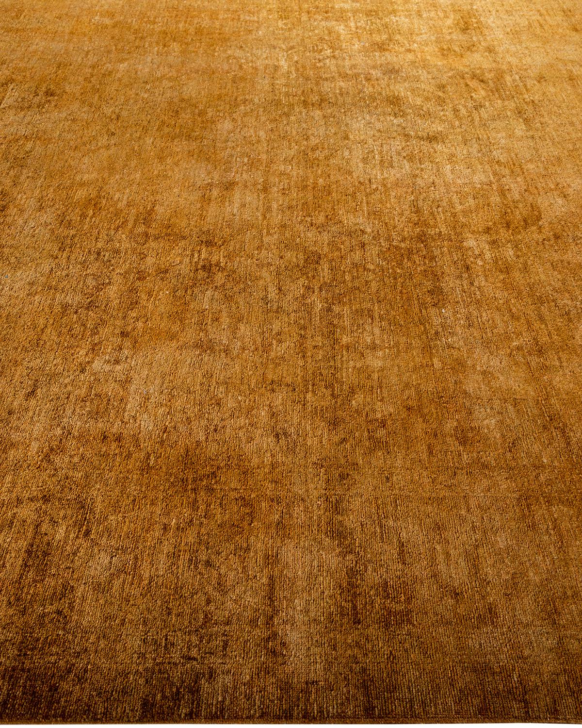 Contemporary Overdyed Hand Knotsted Wool Gold Area Rug (Tapis de sol en laine surteintée doré) Neuf - En vente à Norwalk, CT